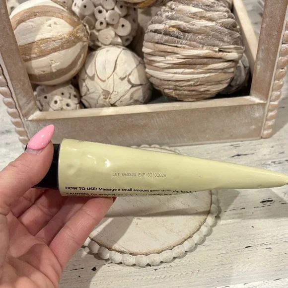 Sand+Fog Tahitian Vanilla Scented Hand Cream - 100ml - Picture 4 of 4